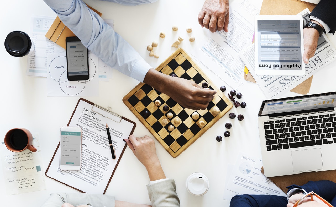 Veille stratégique (commerciale, réglementaire, standards et normes, …)